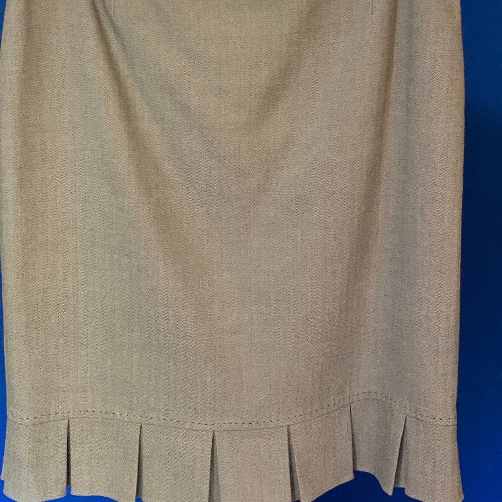 TAHARI GREY SKIRT FLUTTER HEM